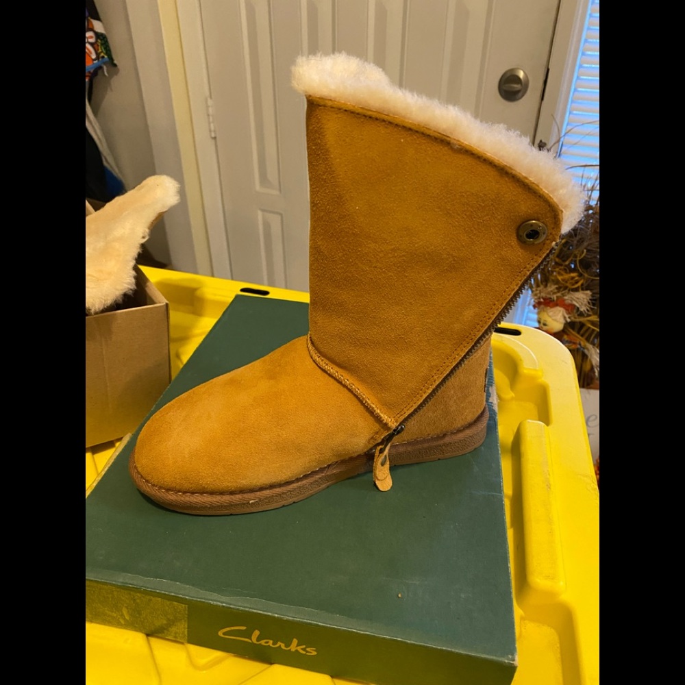 Beautiful Clark boots. Size 6. Worn once. Very good condition.
